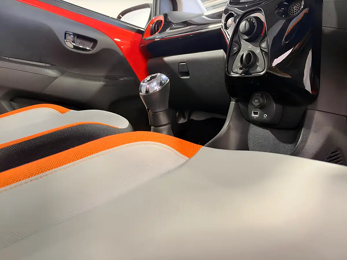 Used 2015 Toyota Aygo X-Cite Orange - Interior and Exterior details 17