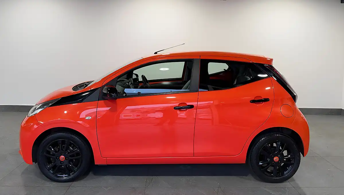 Used 2015 Toyota Aygo X-Cite Orange - Interior and Exterior details 6