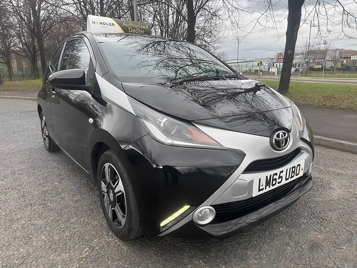 Used 2015 Toyota Aygo X-Clusiv Black - Interior and Exterior details 10