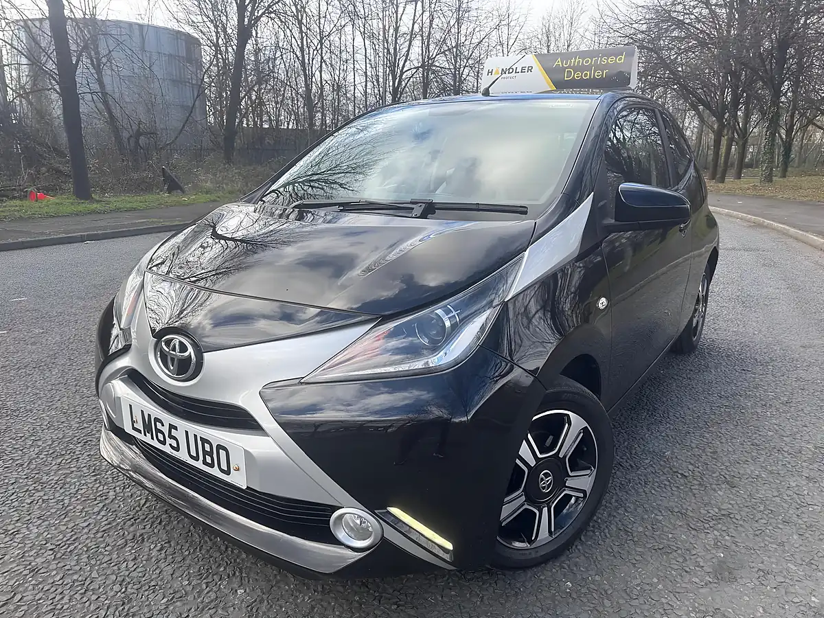 Used 2015 Toyota Aygo X-Clusiv Black - Interior and Exterior details 12