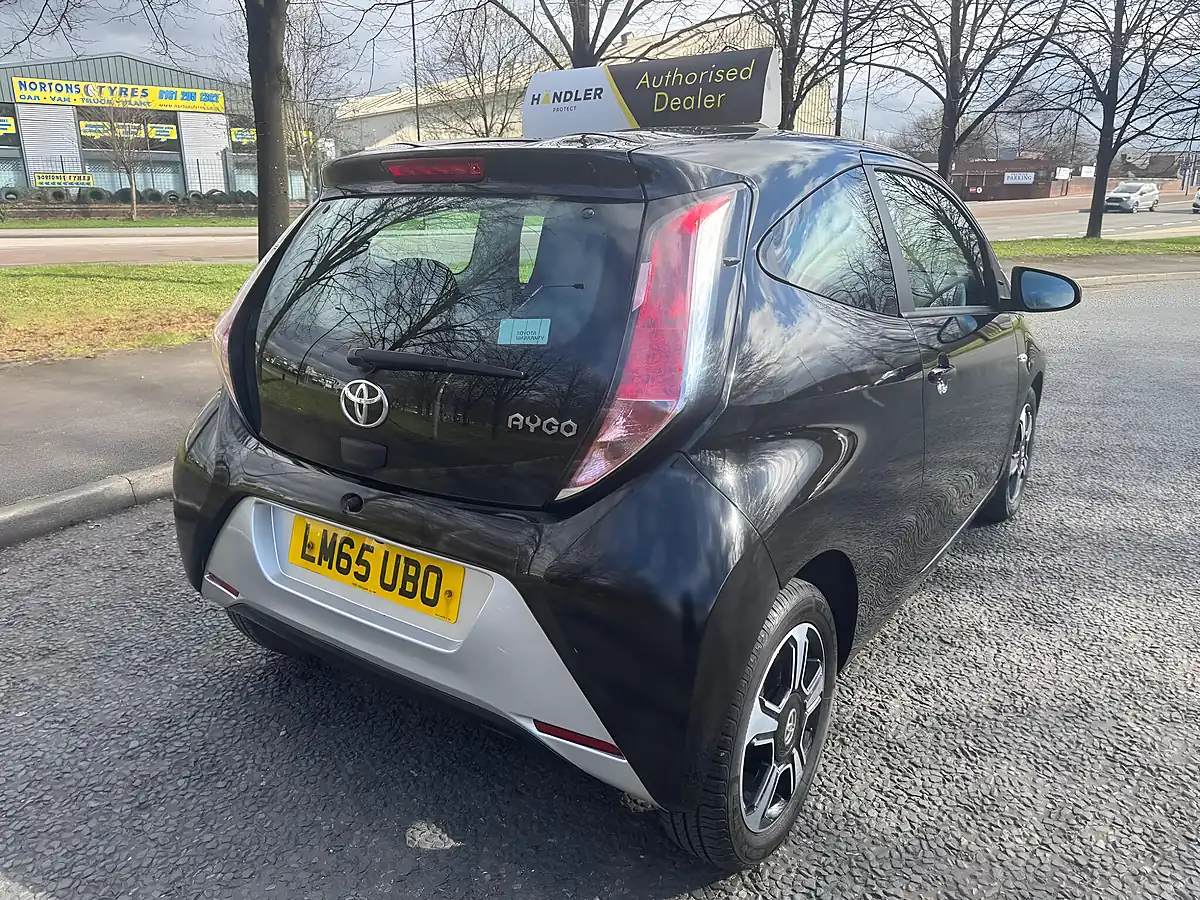 Used 2015 Toyota Aygo X-Clusiv Black - Interior and Exterior details 8