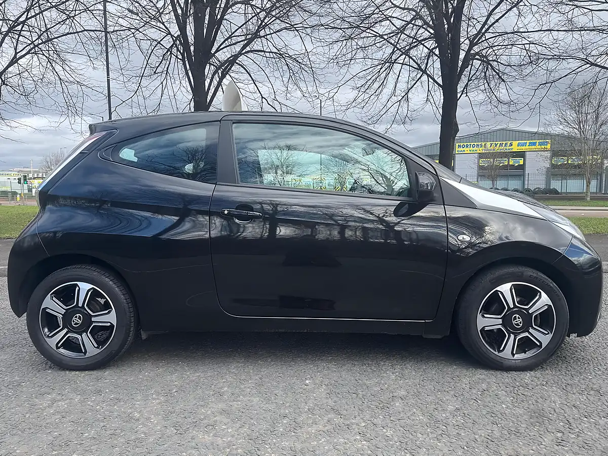 Used 2015 Toyota Aygo X-Clusiv Black - Interior and Exterior details 9
