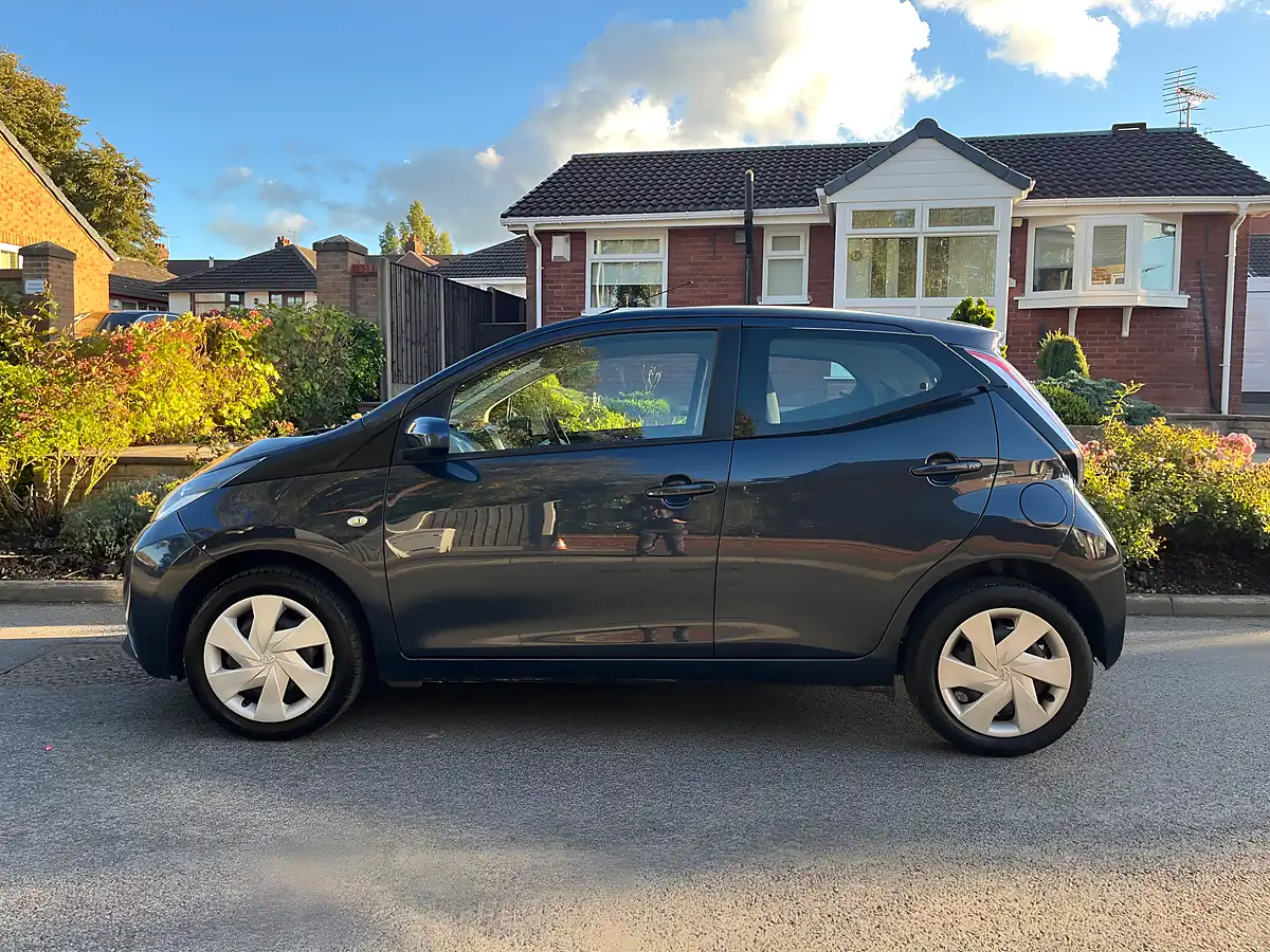 Used 2015 Toyota Aygo X-Play Blue - Interior and Exterior details 9