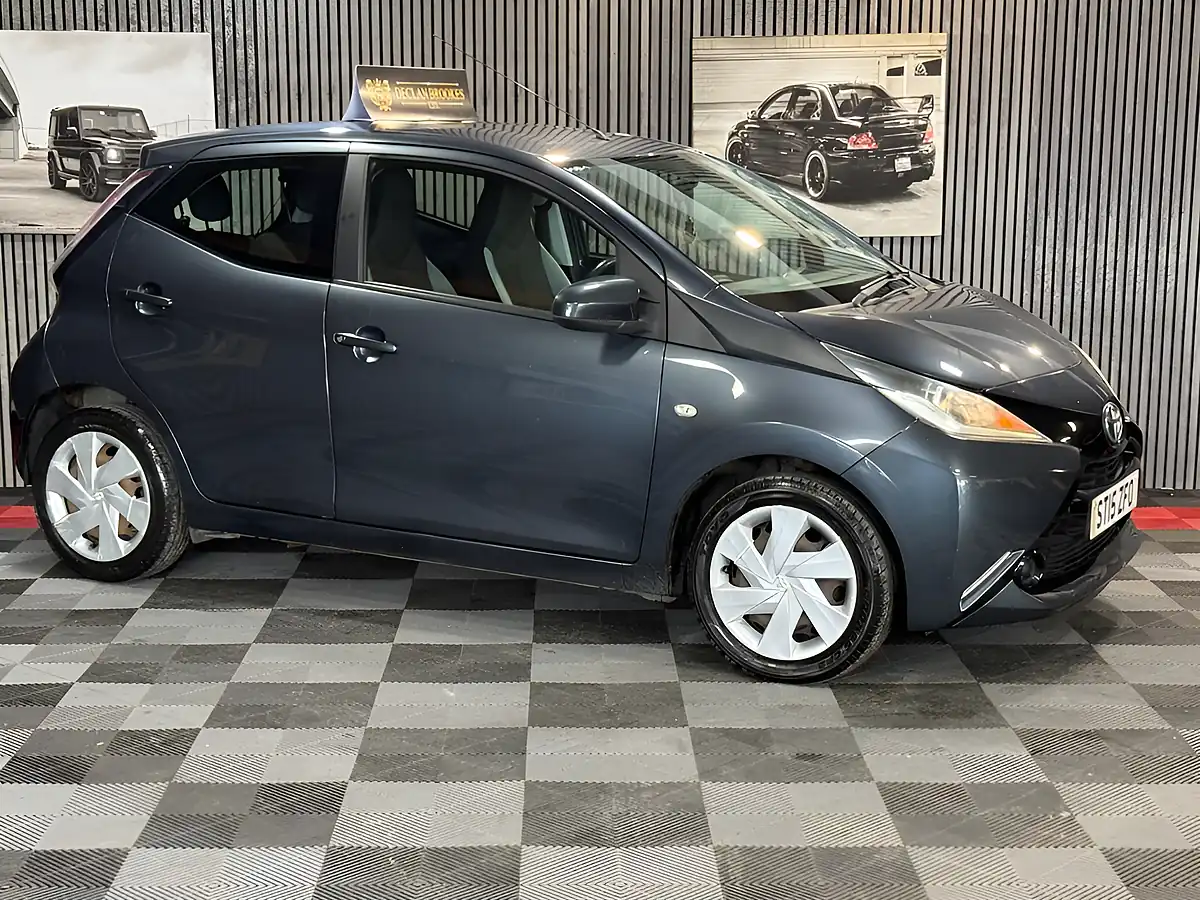 Used 2015 Toyota Aygo X-Play Grey - Front View