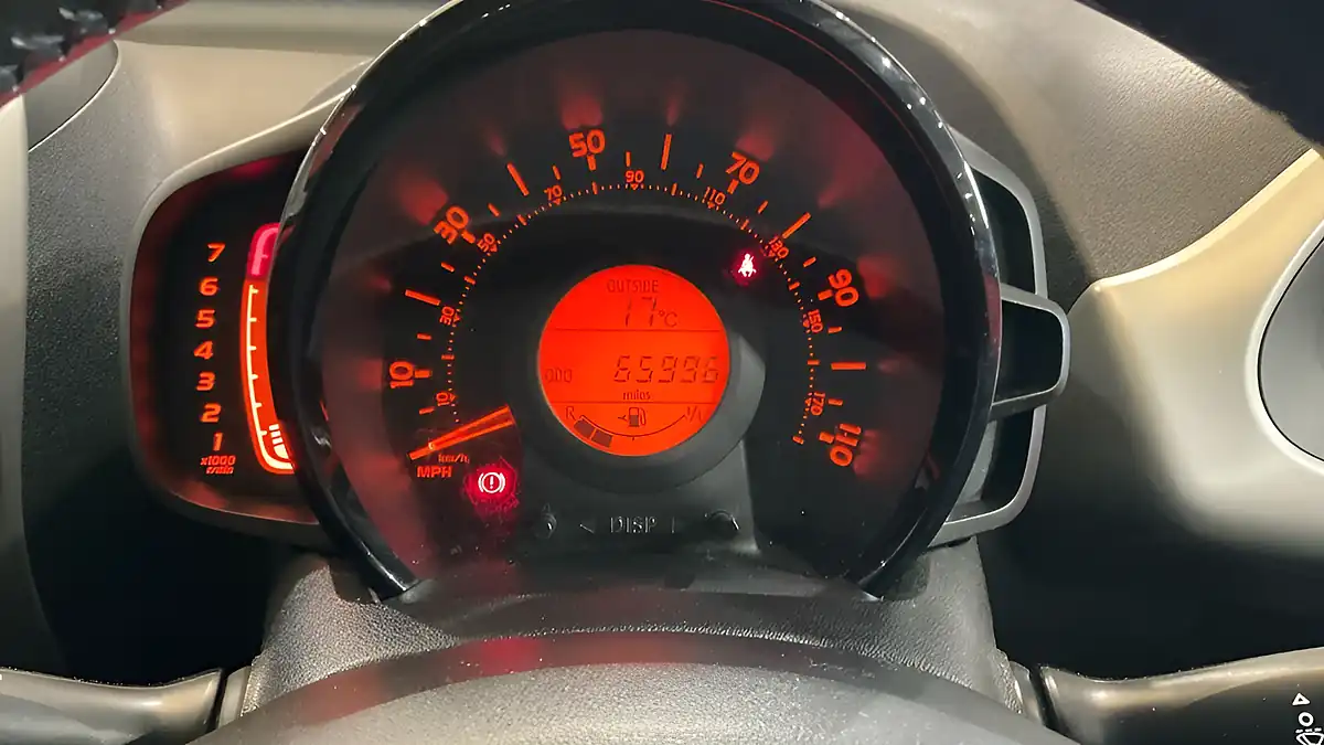 Used 2015 Toyota Aygo X-Play Orange - Interior and Exterior details 12