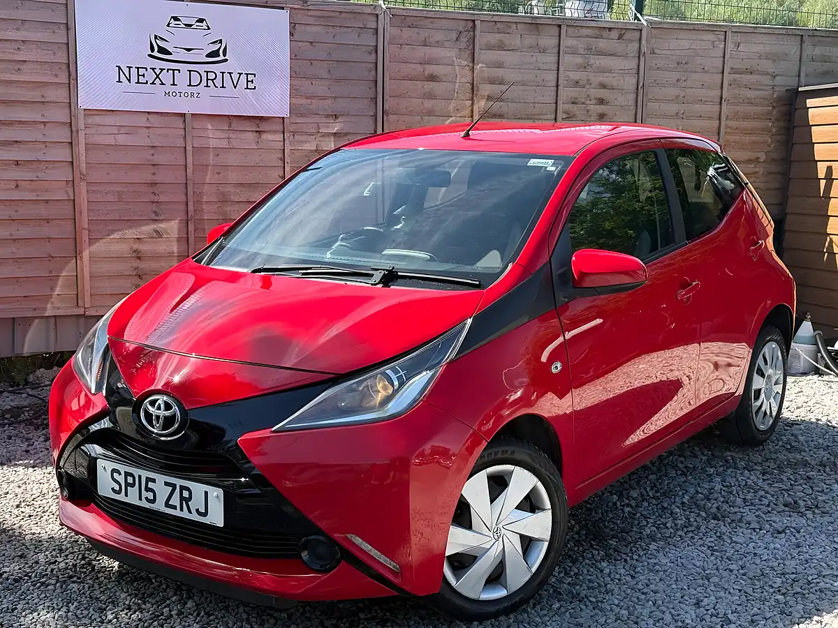 Used 2015 Toyota Aygo X-Play Red - Front View