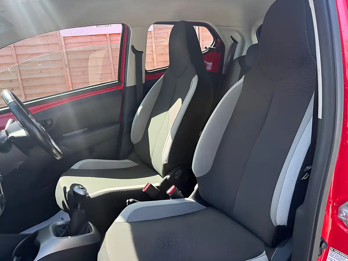 Used 2015 Toyota Aygo X-Play Red - Interior and Exterior details 17