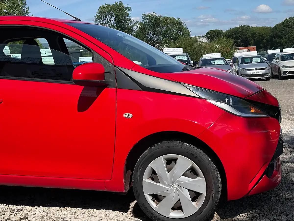 Used 2015 Toyota Aygo X-Play Red - Interior and Exterior details 3