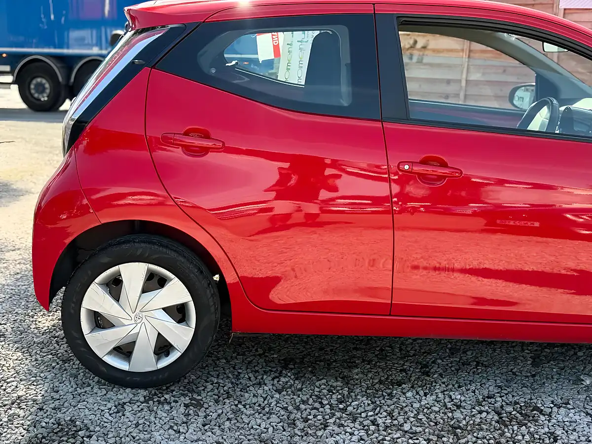 Used 2015 Toyota Aygo X-Play Red - Interior and Exterior details 8