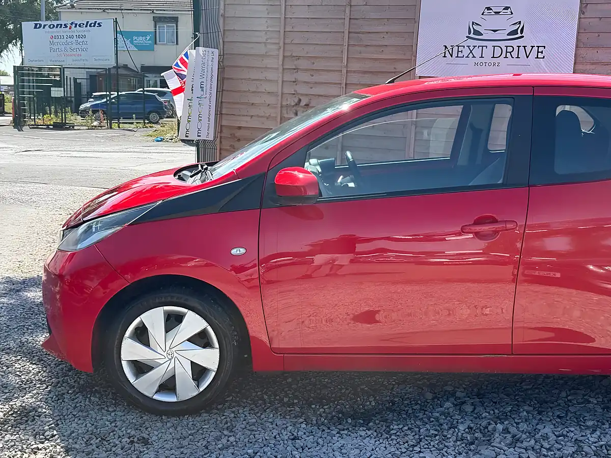 Used 2015 Toyota Aygo X-Play Red - Interior and Exterior details 9