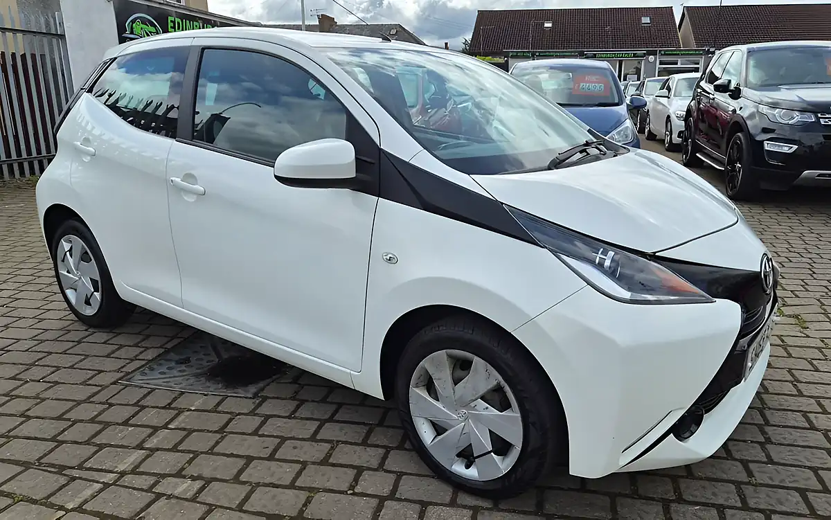 Used 2015 Toyota Aygo X-Play White - Front View