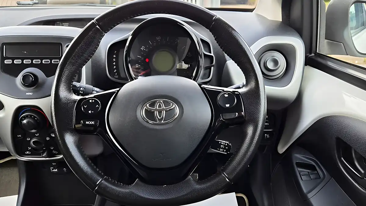 Used 2015 Toyota Aygo X-Play White - Interior and Exterior details 10