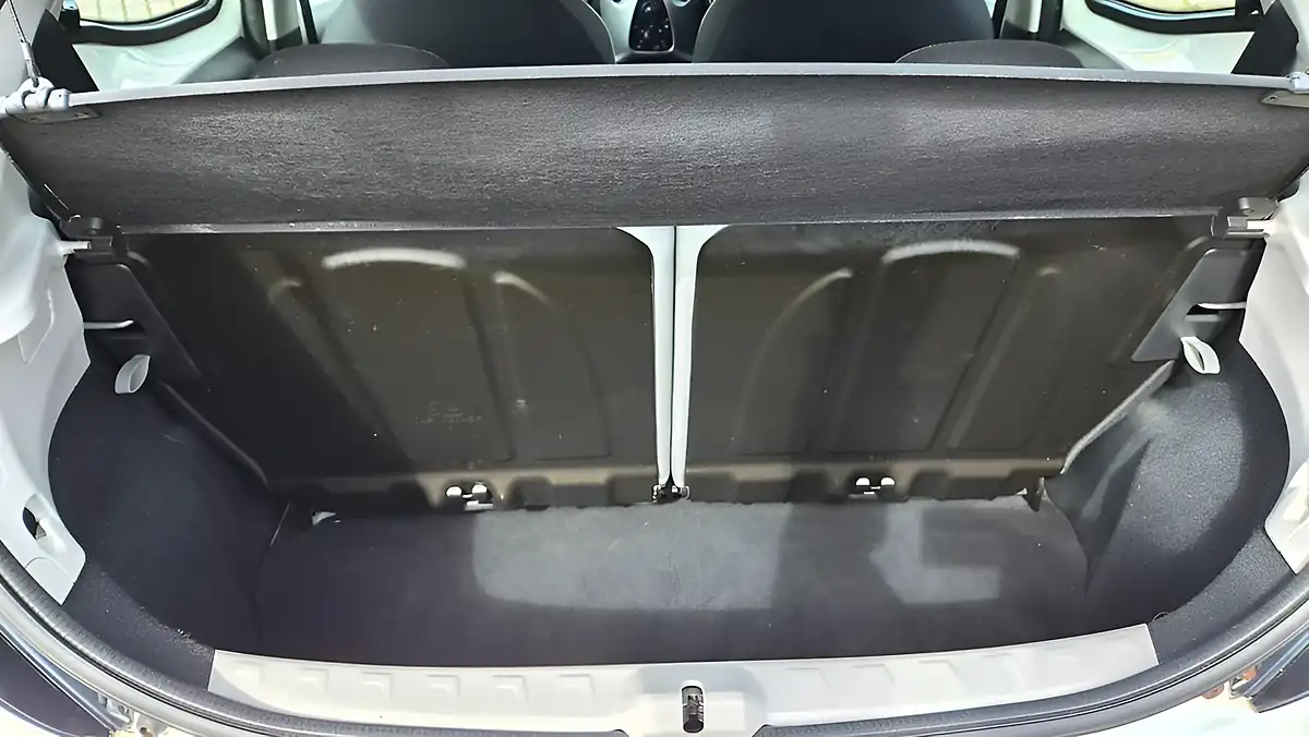 Used 2015 Toyota Aygo X-Play White - Interior and Exterior details 18
