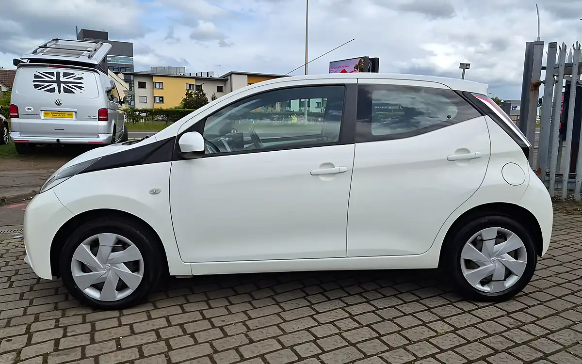 Used 2015 Toyota Aygo X-Play White - Interior and Exterior details 19
