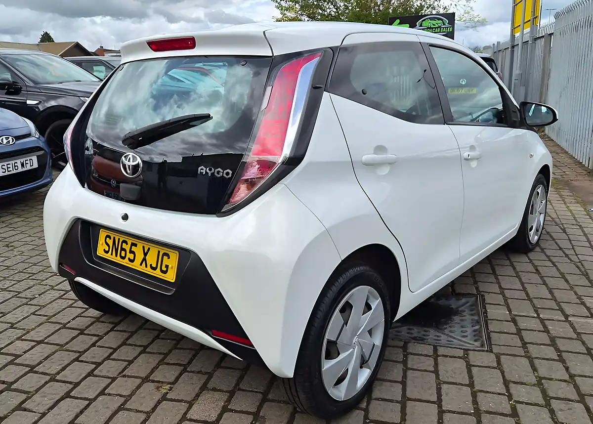 Used 2015 Toyota Aygo X-Play White - Interior and Exterior details 6