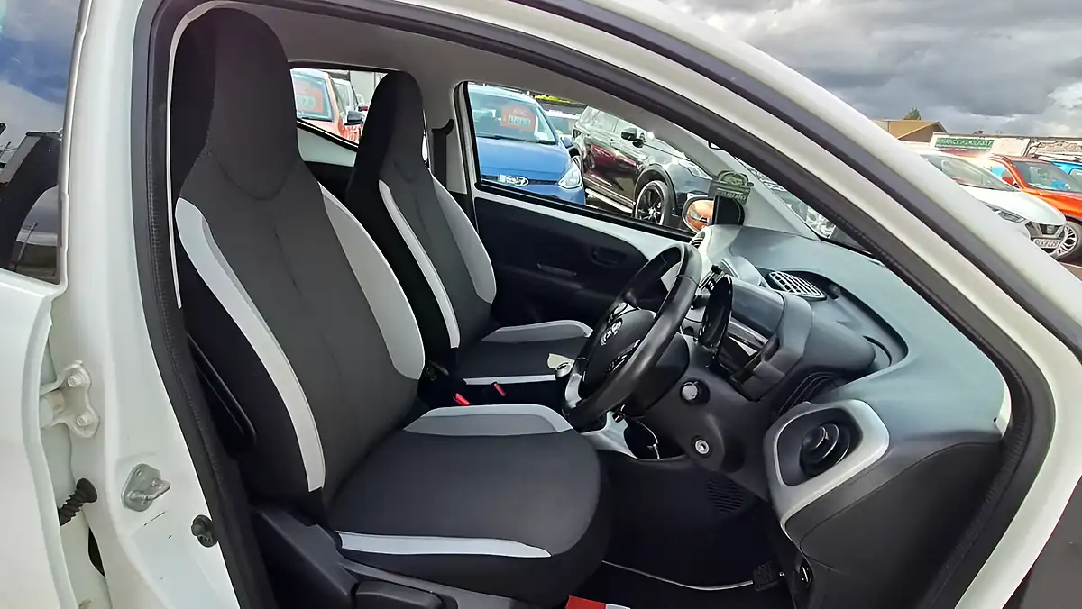 Used 2015 Toyota Aygo X-Play White - Interior and Exterior details 7
