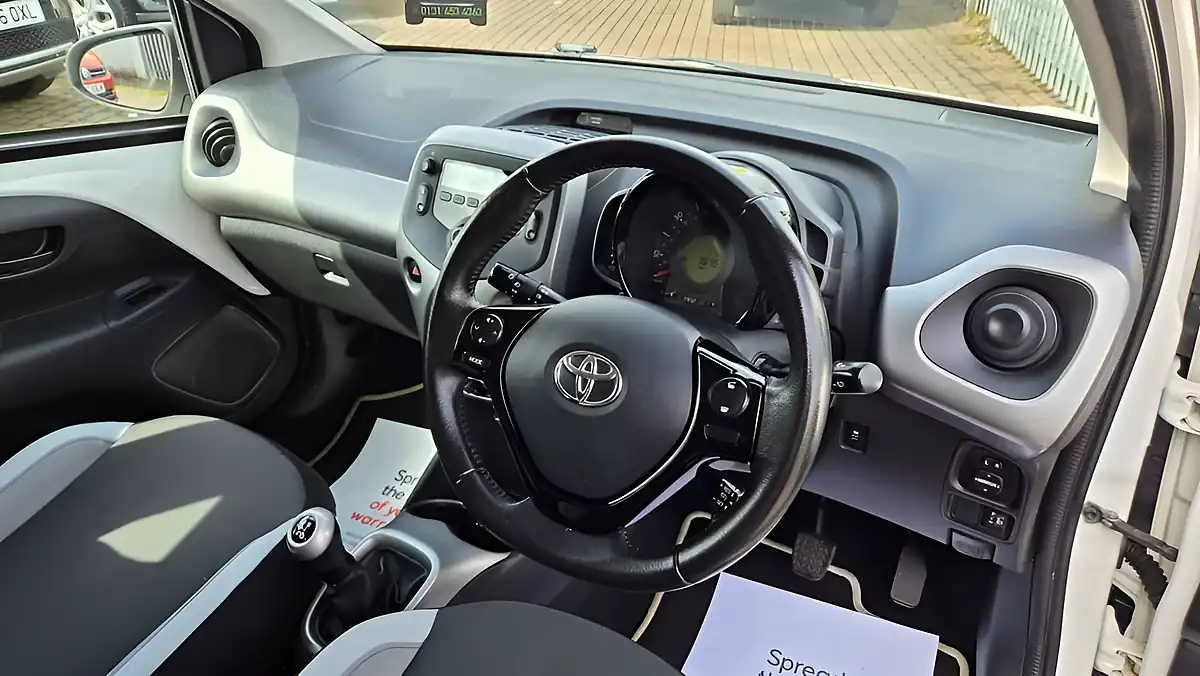 Used 2015 Toyota Aygo X-Play White - Interior and Exterior details 8