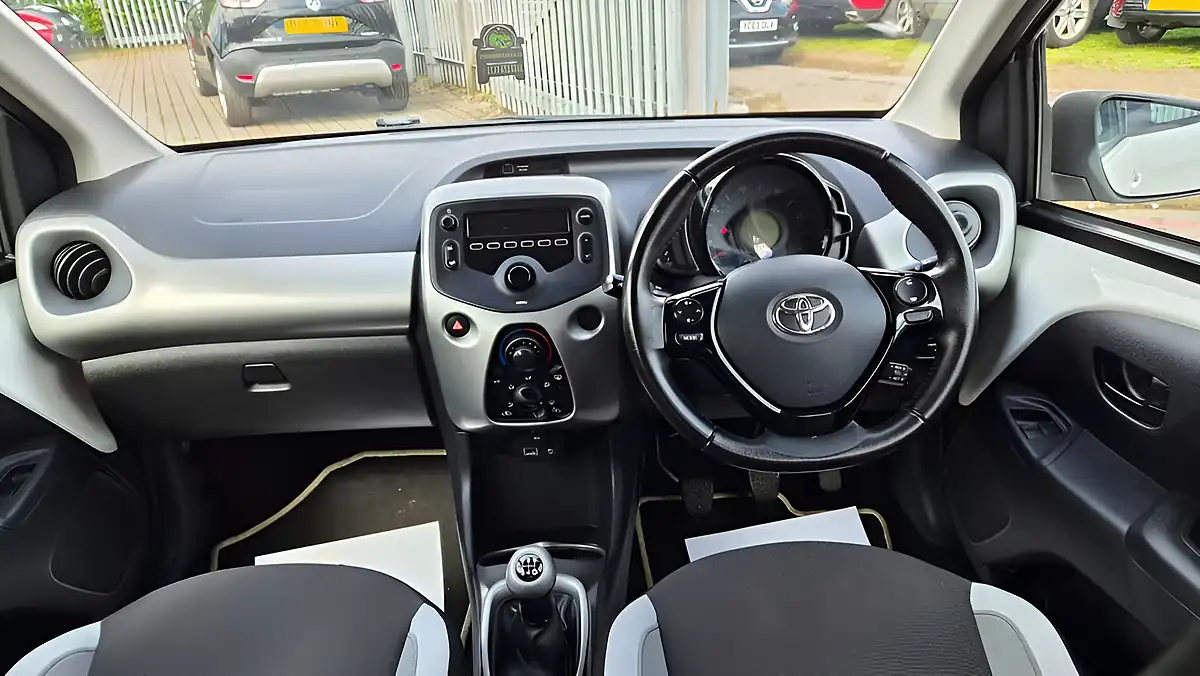Used 2015 Toyota Aygo X-Play White - Interior and Exterior details 9