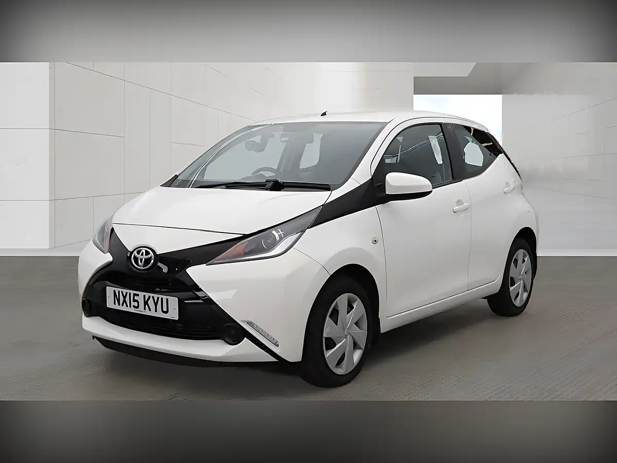 Used 2015 Toyota Aygo X-Play White - Front View