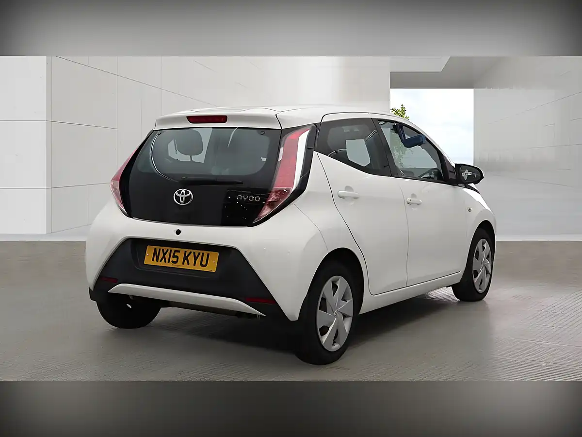 Used 2015 Toyota Aygo X-Play White - Interior and Exterior details 3