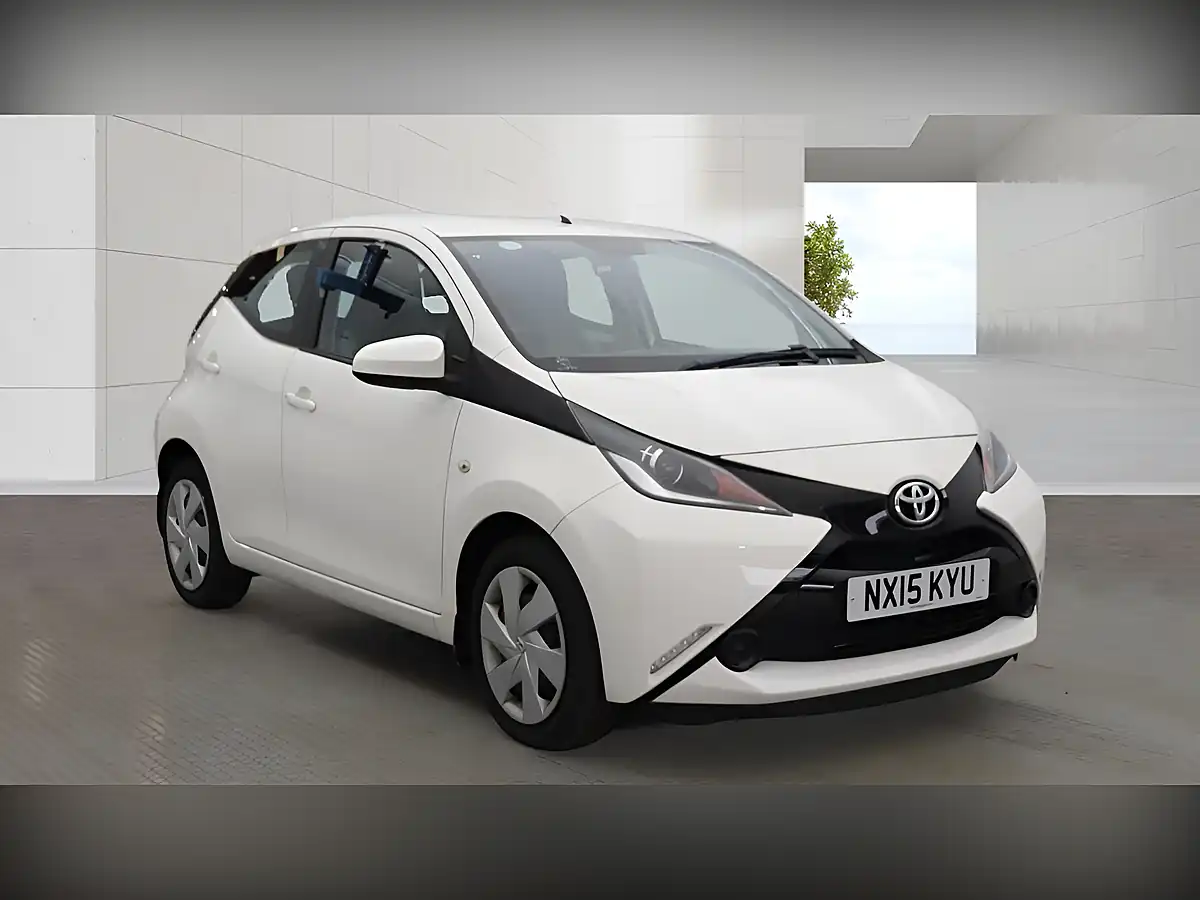 Used 2015 Toyota Aygo X-Play White - Interior and Exterior details 4