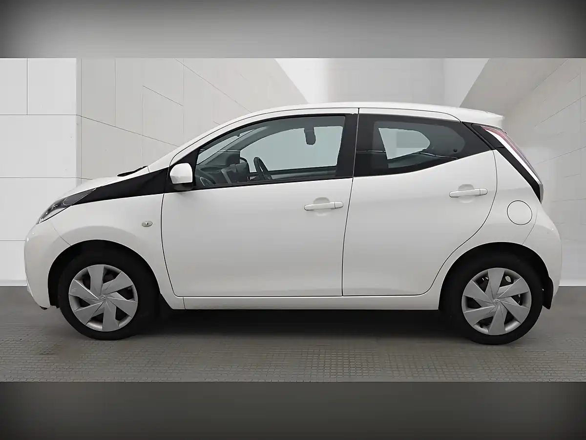 Used 2015 Toyota Aygo X-Play White - Interior and Exterior details 5