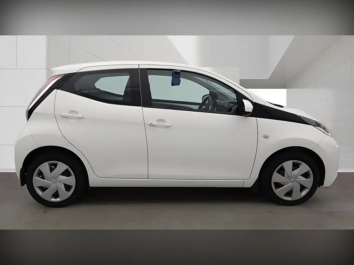 Used 2015 Toyota Aygo X-Play White - Interior and Exterior details 6