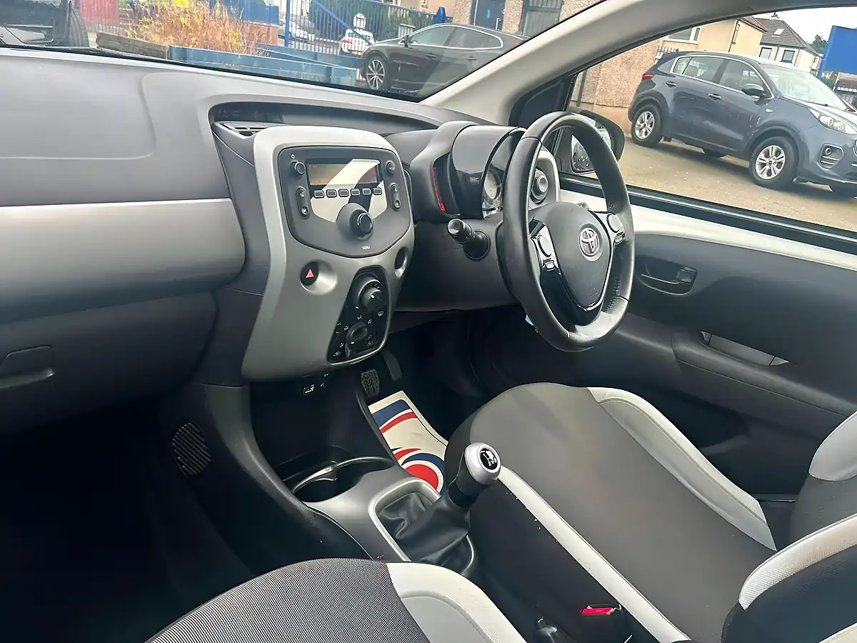 Used 2015 Toyota Aygo X-Play White - Interior and Exterior details 11