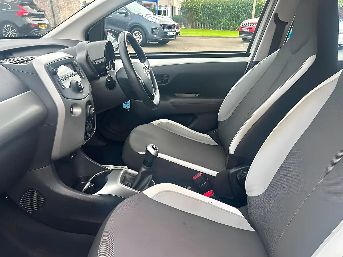 Used 2015 Toyota Aygo X-Play White - Interior and Exterior details 17