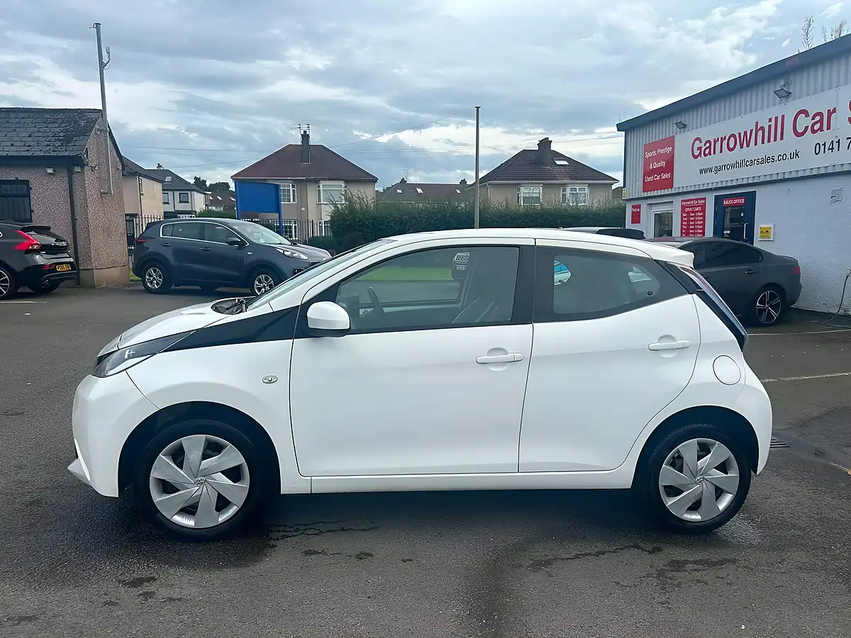 Used 2015 Toyota Aygo X-Play White - Interior and Exterior details 6