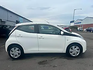Used 2015 Toyota Aygo X-Play White - Interior and Exterior details 9