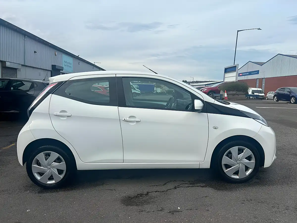 Used 2015 Toyota Aygo X-Play White - Interior and Exterior details 9