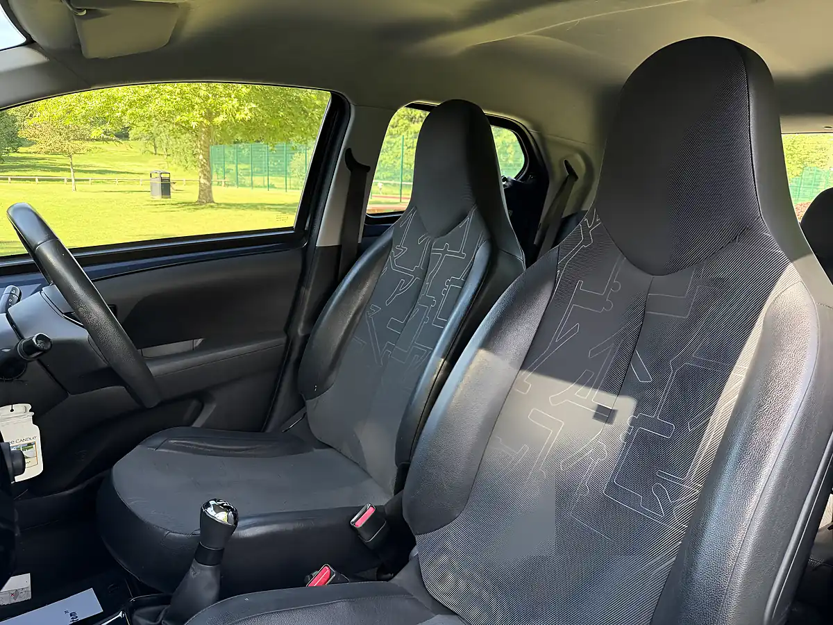 Used 2015 Toyota Aygo X-Pression Blue - Interior and Exterior details 11