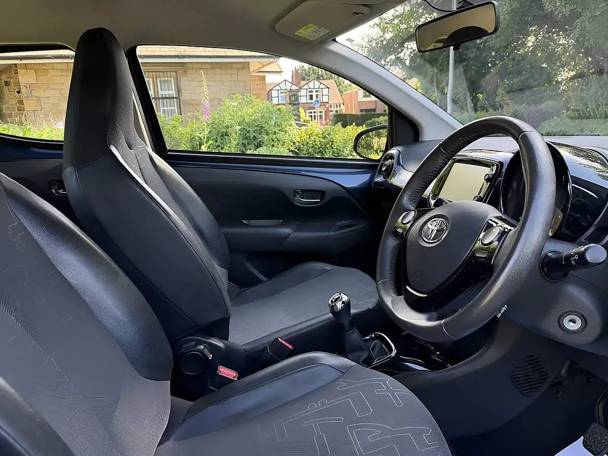 Used 2015 Toyota Aygo X-Pression Blue - Interior and Exterior details 12