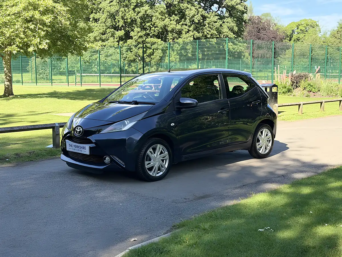 Used 2015 Toyota Aygo X-Pression Blue - Interior and Exterior details 5