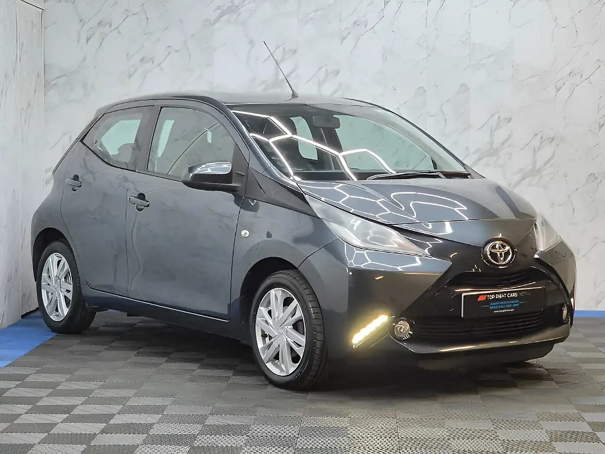 Used 2015 Toyota Aygo X-Pression Grey - Front View