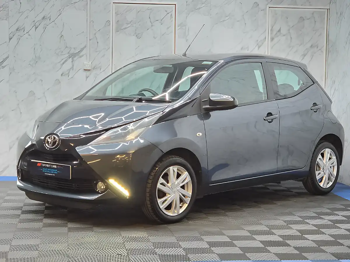 Used 2015 Toyota Aygo X-Pression Grey - Interior and Exterior details 4