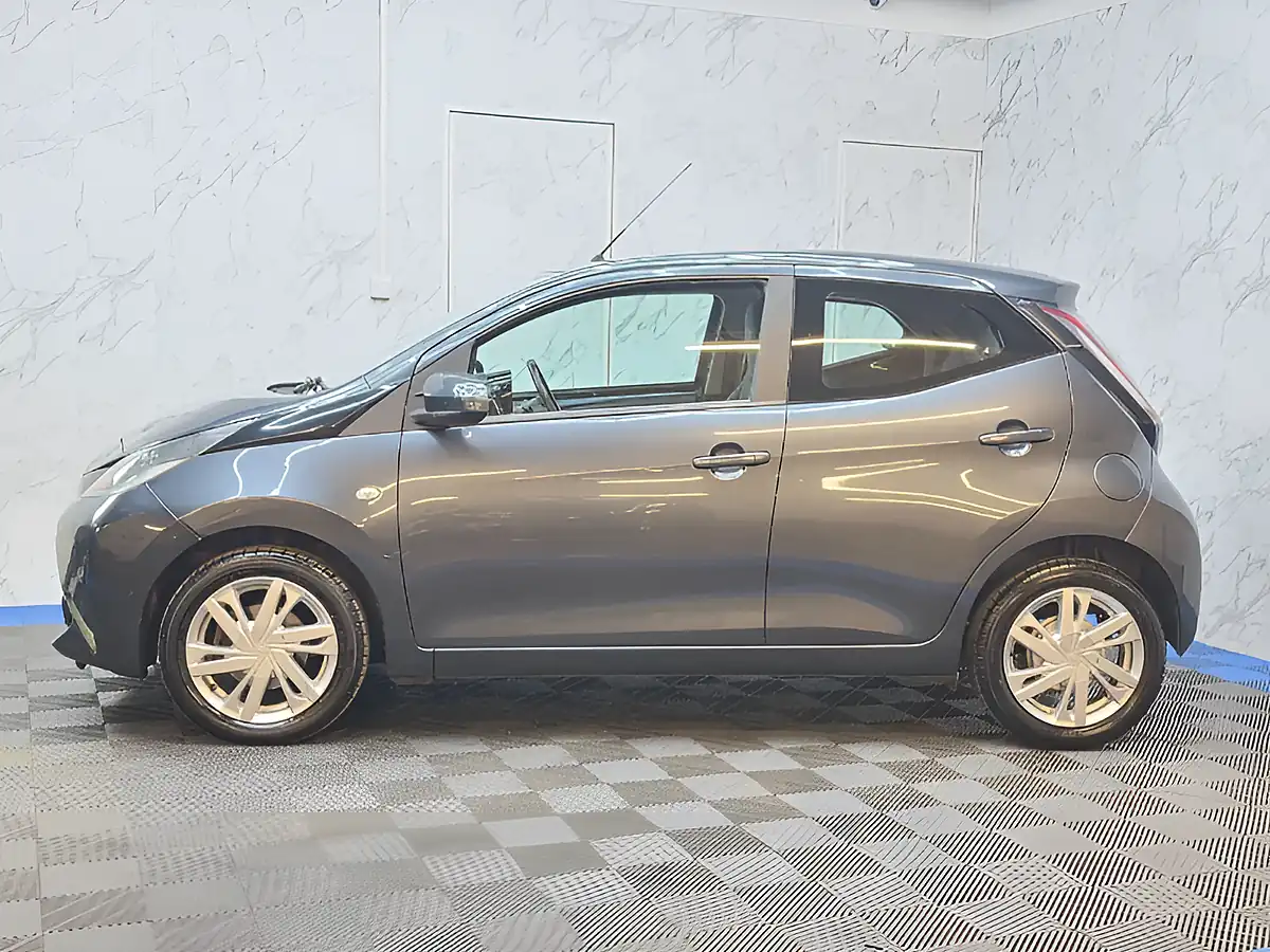 Used 2015 Toyota Aygo X-Pression Grey - Interior and Exterior details 8