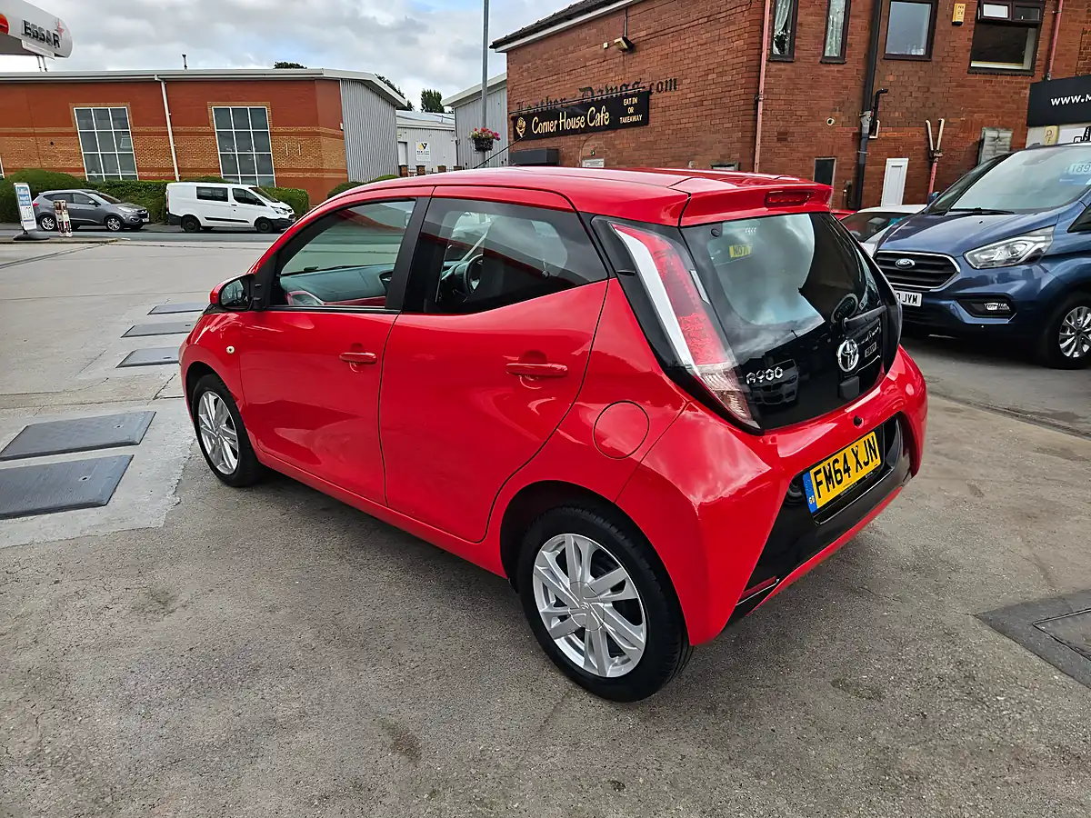 Used 2015 Toyota Aygo X-Pression Red - Interior and Exterior details 10