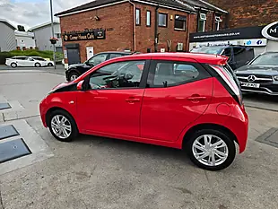 Used 2015 Toyota Aygo X-Pression Red - Interior and Exterior details 12