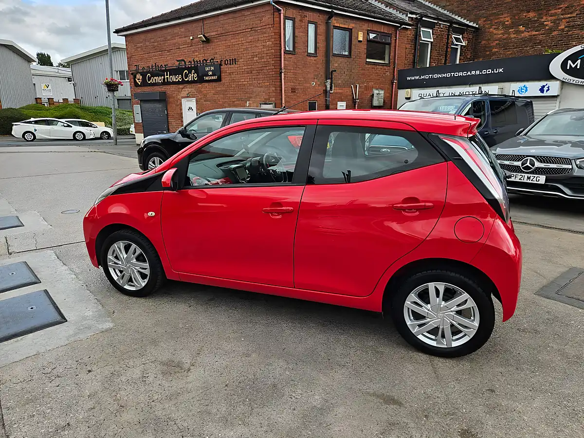 Used 2015 Toyota Aygo X-Pression Red - Interior and Exterior details 12