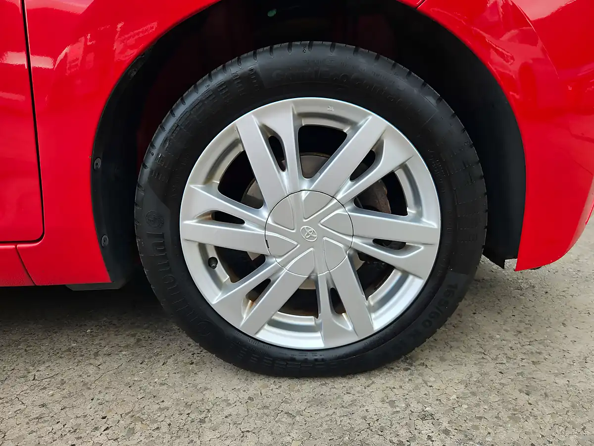 Used 2015 Toyota Aygo X-Pression Red - Interior and Exterior details 14