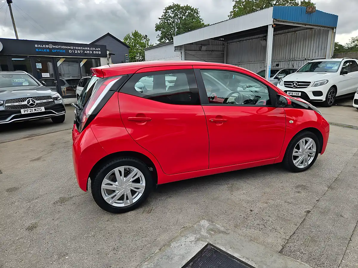 Used 2015 Toyota Aygo X-Pression Red - Interior and Exterior details 16