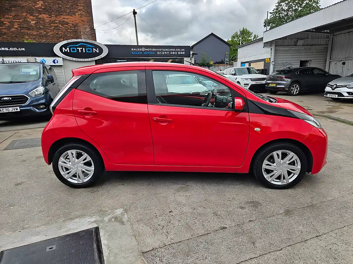 Used 2015 Toyota Aygo X-Pression Red - Interior and Exterior details 17