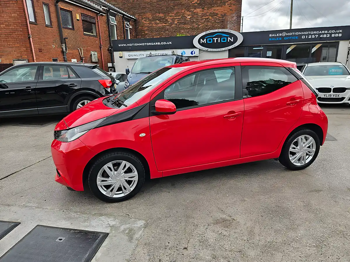 Used 2015 Toyota Aygo X-Pression Red - Interior and Exterior details 3