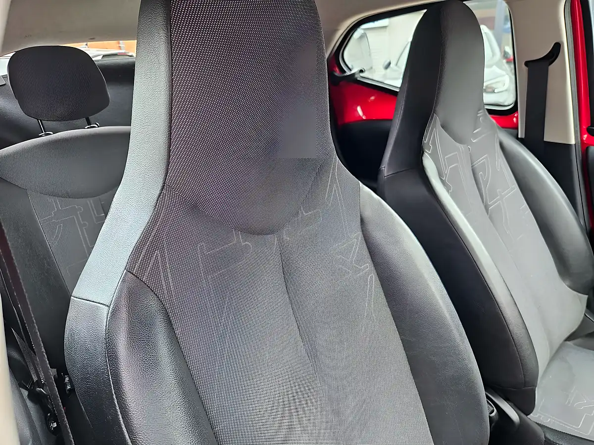 Used 2015 Toyota Aygo X-Pression Red - Interior and Exterior details 6