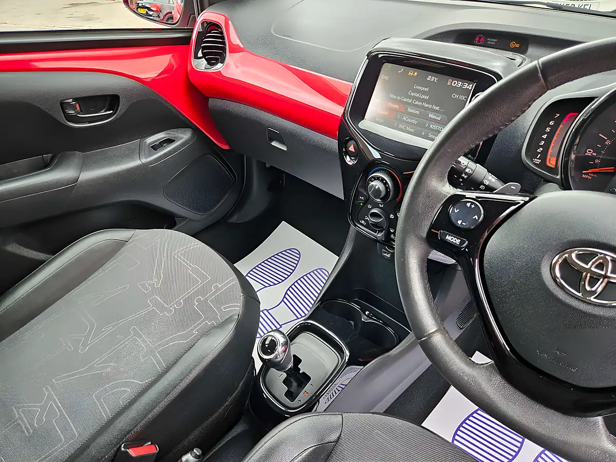 Used 2015 Toyota Aygo X-Pression Red - Interior and Exterior details 7
