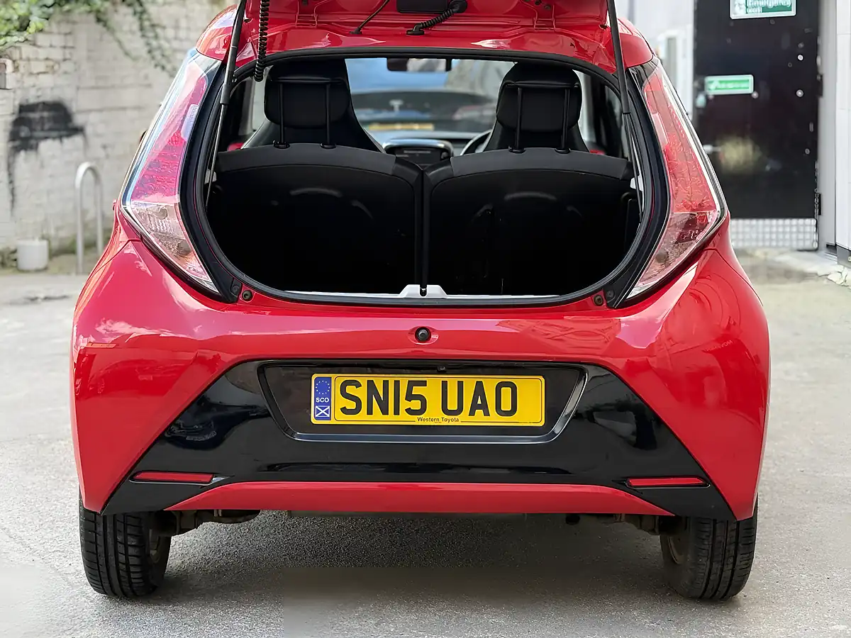 Used 2015 Toyota Aygo X-Pression Red - Interior and Exterior details 10