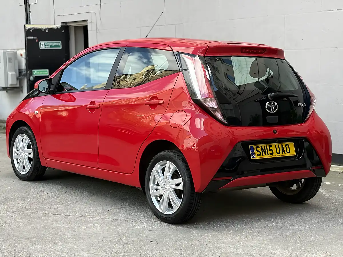 Used 2015 Toyota Aygo X-Pression Red - Interior and Exterior details 3