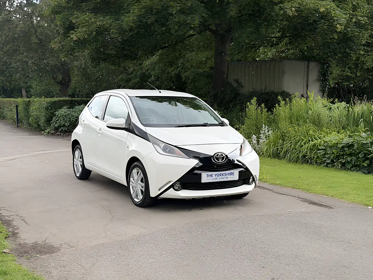 Used 2015 Toyota Aygo X-Pression White - Front View